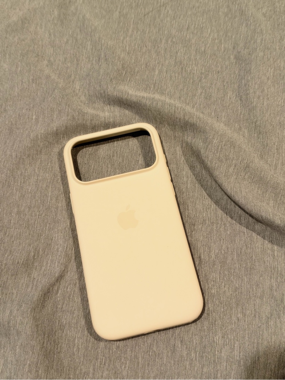 Apple iPhone 17 pro max Silicone Case in Vanilla